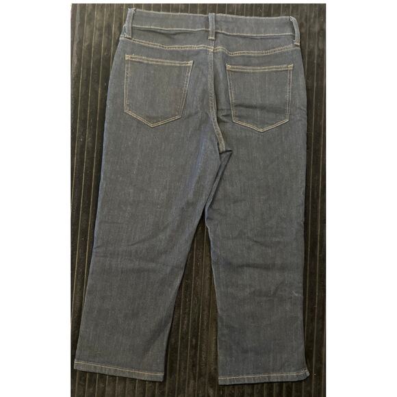 St. John's Bay Women's Capri Jeans Size 6 Dark Denim 5-Pocket Classic Style - Picture 2 of 4